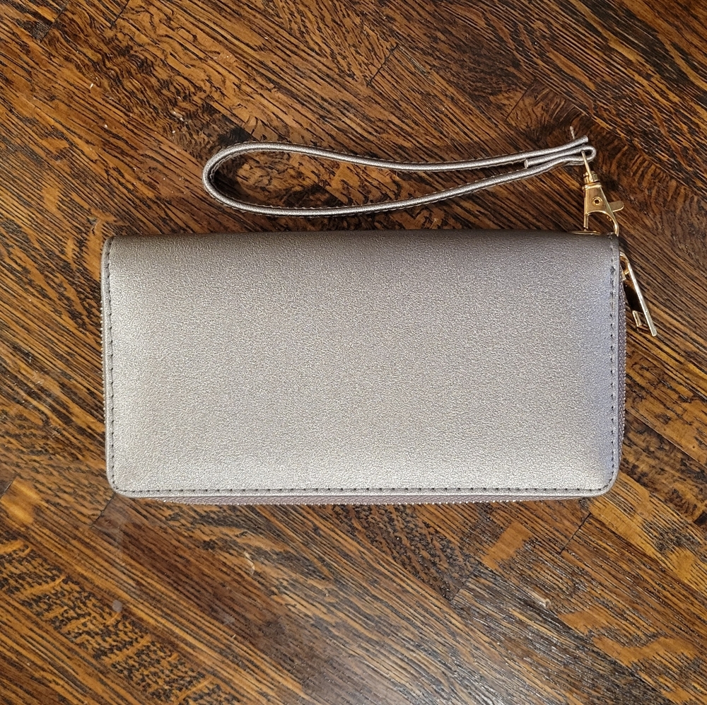 NWOT gray/silver wristlet with gold hardware & zipper